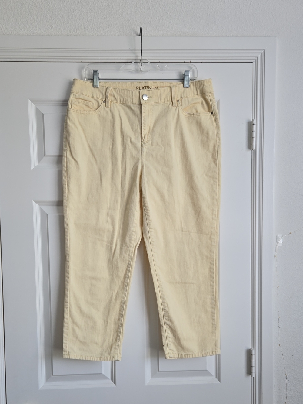 PLATINUM Chico's Butter Yellow Straight-Leg Jeans 1.5 Crop